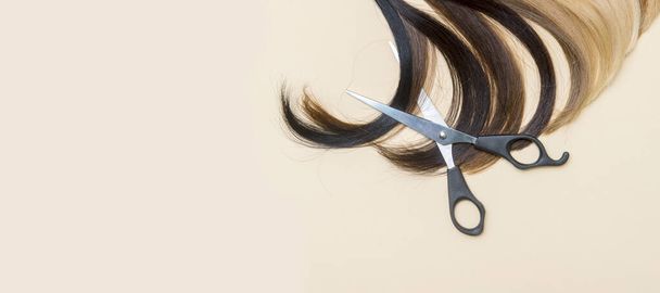 Accessoires de coiffure ciseaux et une mèche de cheveux. Service de coiffure - Photo, image