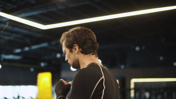 Homme en forme concentré échauffement dans le club de sport. boxeur masculin en utilisant la corde à sauter à la salle de gym - Photo, image