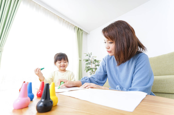 γονέας και το παιδί ζωγραφική μια εικόνα στο σπίτι - Φωτογραφία, εικόνα