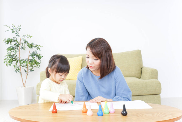 rodiče a dítě malování obrázek doma - Fotografie, Obrázek