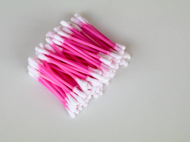 Colore rosa auricolare pulizia cime in pacchetti, su sfondo bianco, isolato - Foto, immagini