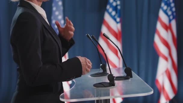 Sezione centrale vista laterale colpo di donna elegante irriconoscibile parlando di piani sanitari durante il dibattito - Filmati, video
