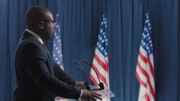 Tournage latéral de l'homme afro-américain se présentant à la présidence parlant de réformes tout en débattant - Séquence, vidéo