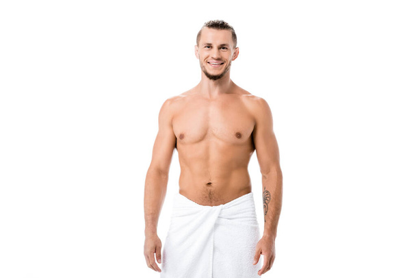 sorridente uomo sexy senza maglietta in asciugamano posa isolato su bianco - Foto, immagini