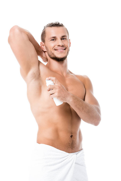 gelukkig sexy shirtless man met behulp van deodorant geïsoleerd op wit - Foto, afbeelding