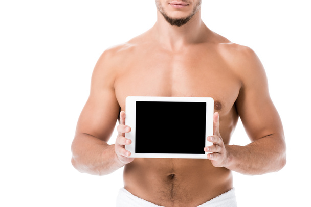corte vista de sexy shirtless homem em toalha apresentando tablet digital isolado no branco - Foto, Imagem