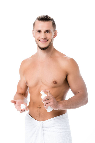 sexy shirtloze man met schuim op gezicht geïsoleerd op wit - Foto, afbeelding