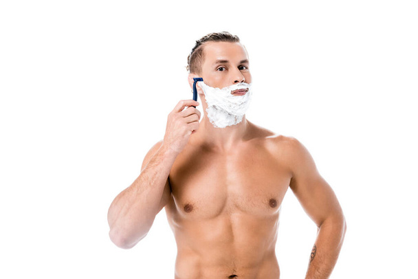 sexy hemdloser Mann mit Schaum auf der Gesichtsrasur mit Rasiermesser isoliert auf weiß - Foto, Bild