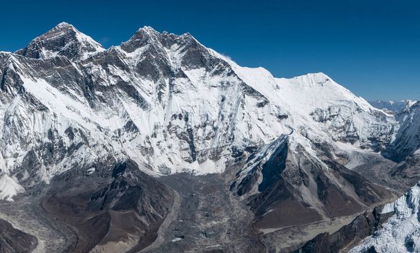 Vista sobre el Monte Everest y Lhotse desde la cumbre de Ama Dablam - Foto, imagen