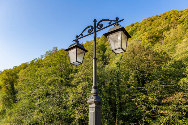 Vintage black iron lantern in a public park - Foto, Bild