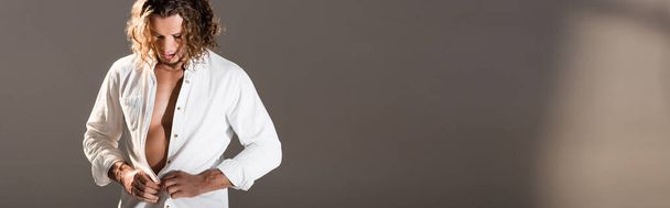 szexi férfi kigombolt ing pózol sötét háttér, banner - Fotó, kép