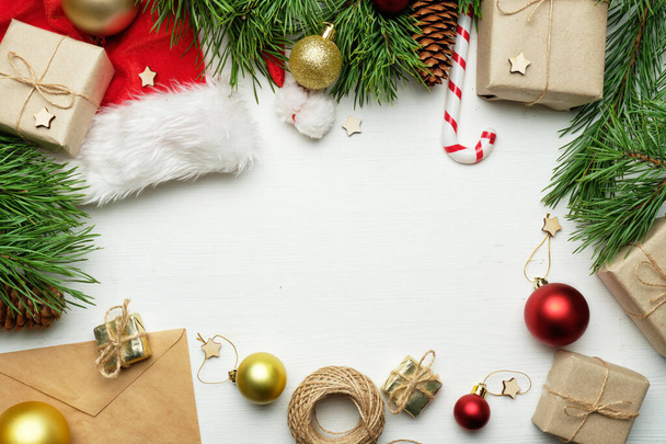 Nový rok koncept a Vánoce s hračkami na dřevěném pozadí s kopírovacím prostorem. - Fotografie, Obrázek