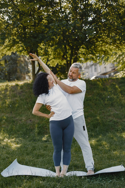 Šťastný starší pár dělá jógu - Fotografie, Obrázek