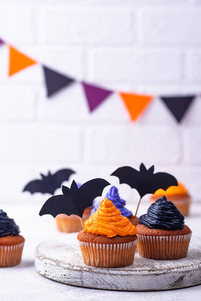 Halloween cupcakes with color cream - Foto, Imagen