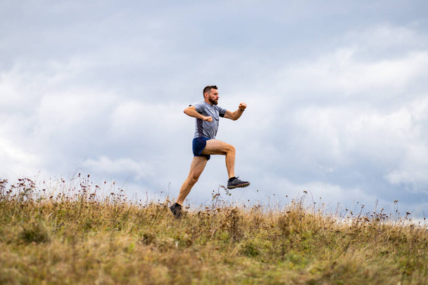 Doğada koşan yakışıklı bir iz koşucusu - Fotoğraf, Görsel
