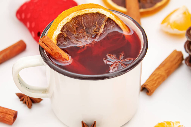 Christmas mulled wine. Merry Christmas. a cup mulled wine with cinnamon and anise, top view. Selective focus.holiday - Foto, afbeelding