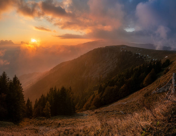 Pizzoc山の頂上に曇った夕日 - 写真・画像