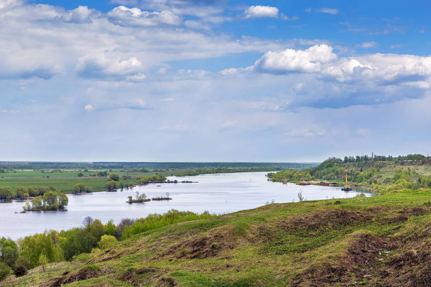 Kilátás az Oka folyóra a Konstantinovo falu melletti magas partról, Oroszország - Fotó, kép