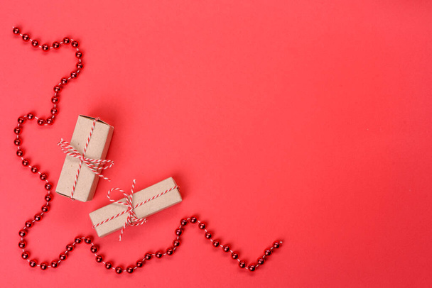 Χριστούγεννα φωτεινό χρωματιστό διακοσμητικό φόντο με διακοσμήσεις Πρωτοχρονιάς με ένα χώρο αντίγραφο για το κείμενο ή το σχεδιασμό - Φωτογραφία, εικόνα