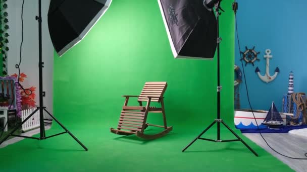 Estudio de fotografía o vídeo con dos luces de estudio hexagonales. Pantalla verde y silla fija - Imágenes, Vídeo