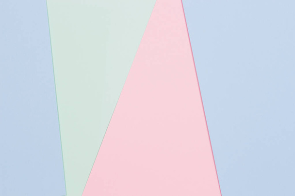 Абстрактный цвет фона бумажной текстуры. Минимальные геометрические формы и линии в синем, светло-зеленом, пастельно-розовом цветах - Фото, изображение
