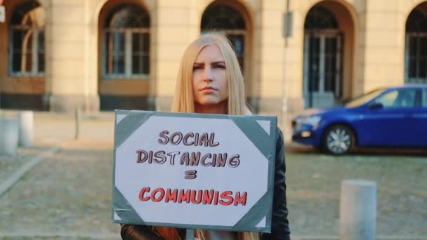 Kobiety protestują z parowcem przeciwko dystansowi społecznemu równemu komunizmowi. - Materiał filmowy, wideo