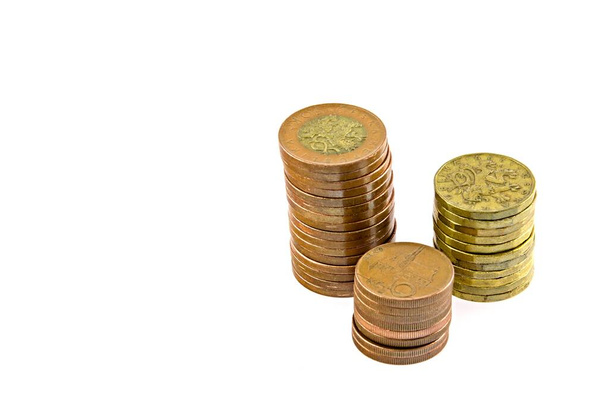 Tsjechisch geld, kolommen munten, geïsoleerd op witte achtergrond. 50 kroon munten, 20 kroon munten, 10 kroon munten. - Foto, afbeelding