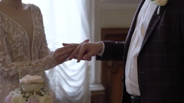 The bride puts a ring on the groom's finger at the wedding ceremony - Filmmaterial, Video