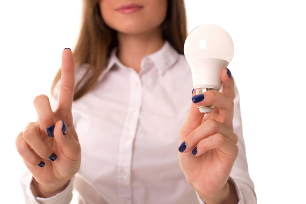 Geschäftsfrau mit Glühbirne in der Hand. - Foto, Bild
