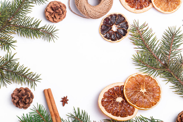 Vánoční kompozice se sušenými citrusovými plátky, skořicí, anýzem, borovými šiškami a jedlovými větvemi, horní pohled kopírovací prostor - Fotografie, Obrázek