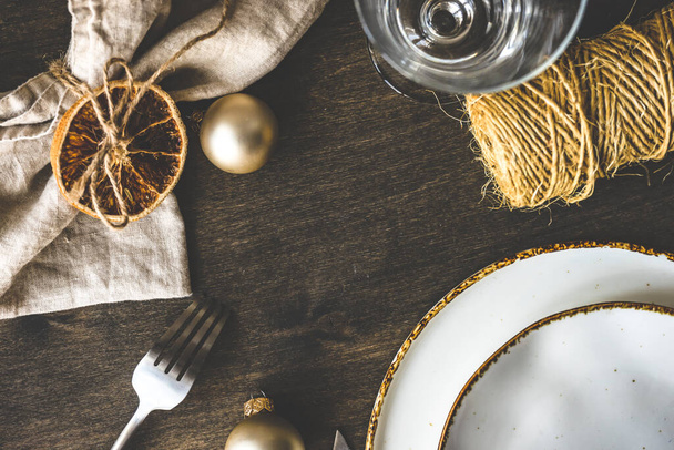 コピースペースと木製テーブルの上でお祝いの休日クリスマスディナーのためのヴィンテージテーブル設定 - 写真・画像