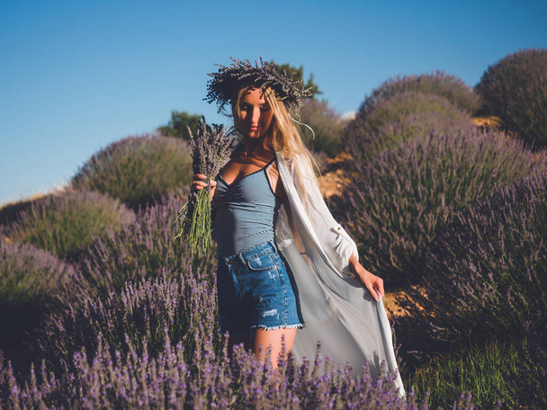 Blonde caucasian woman enjoying life in lavender field - Valokuva, kuva
