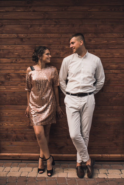 мужчина и женщина в модной одежде обнимаются - Фото, изображение