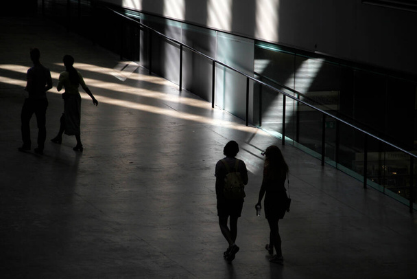 Άνθρωποι στο εσωτερικό της Tate Modern, Λονδίνο - Φωτογραφία, εικόνα