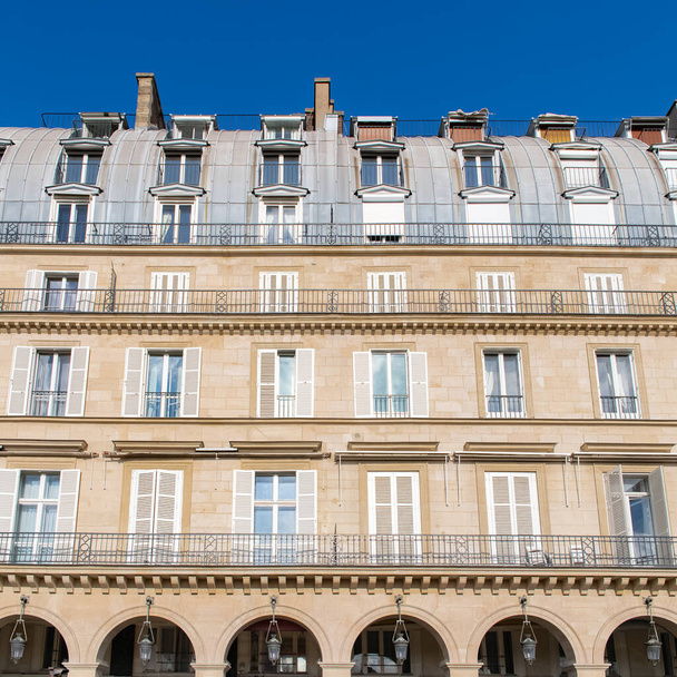 パリ、美しいリヴォリ通り、典型的なファサードと窓 - 写真・画像