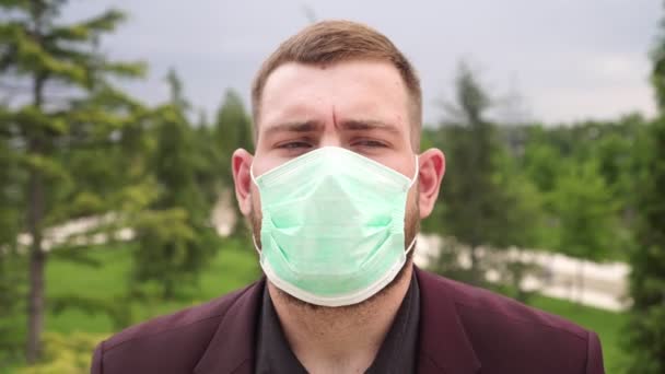 Печальный несчастный бизнесмен или мужчина-менеджер в медицинской защитной маске - Кадры, видео