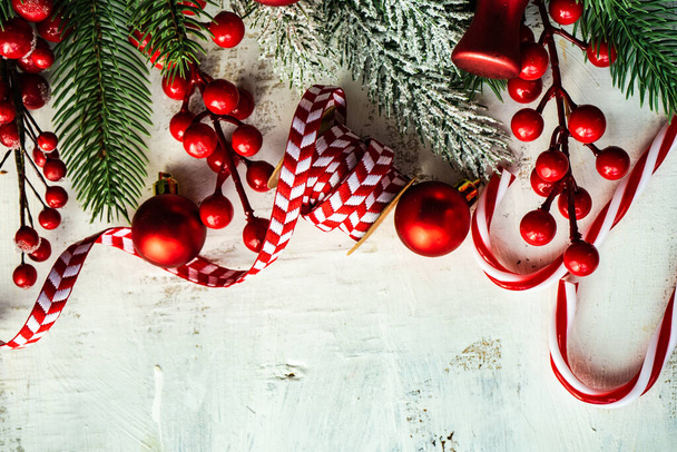 Boże Narodzenie ramki z gałęzi drzewa na białym rustykalnym tle drewnianym - Zdjęcie, obraz