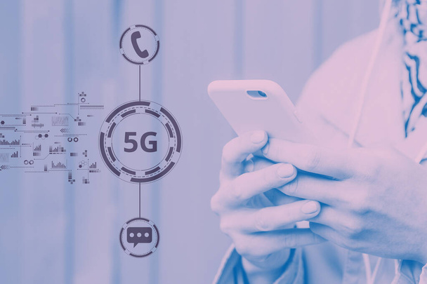 5G-Mobilfunknetze mit Telefon- und Messenger-Symbolen und einem Mädchen in der Hand. - Foto, Bild
