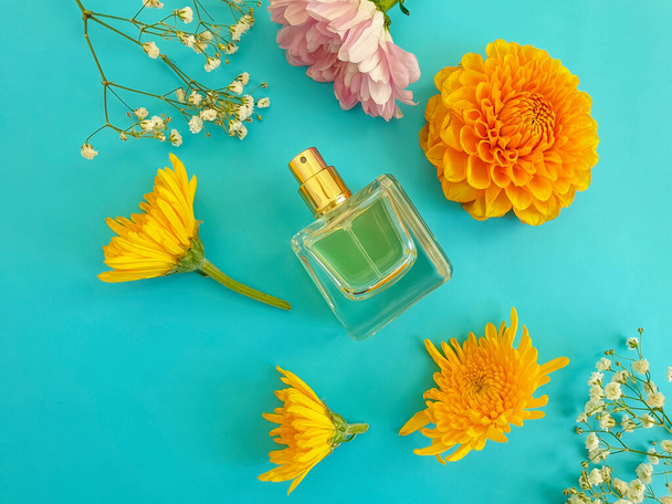 Renkli arka planda bir şişe parfümü çiçeği. - Fotoğraf, Görsel