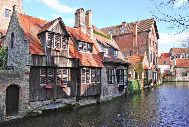 Oude huizen aan een rivierkanaal in Brugge, België - Foto, afbeelding