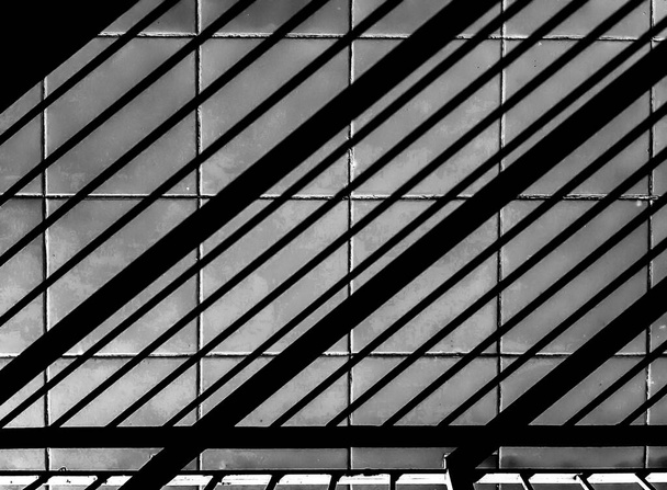 sombras de sol diagonais em telhas - Foto, Imagem
