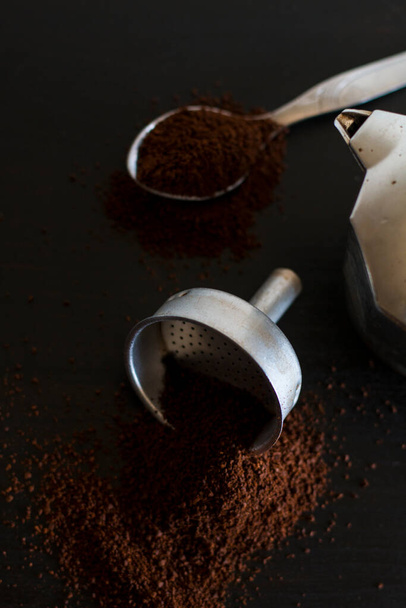 Ingredientes para hacer café moka. Moka olla con café sobre fondo oscuro. Concepto de café. - Foto, Imagen