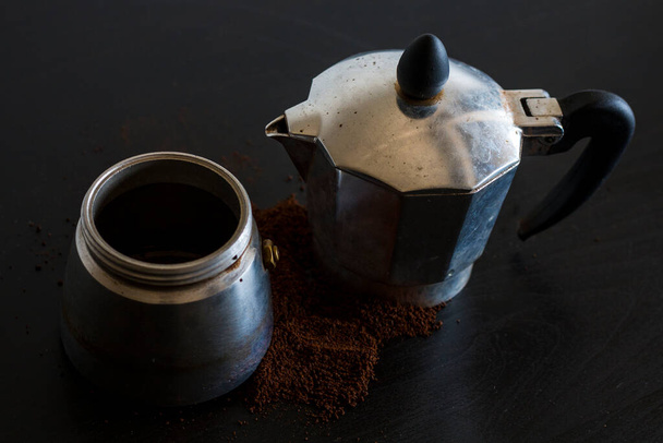モカコーヒーの原料。暗い背景にコーヒーとモカ鍋。コーヒーづくりのコンセプト. - 写真・画像