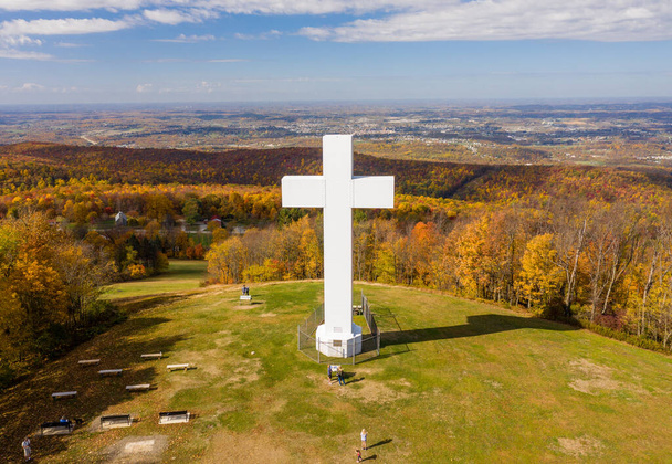 Großes Christuskreuz in Jumonville bei Uniontown, Pennsylvania - Foto, Bild