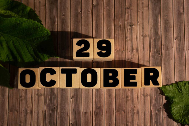 29 de octubre 29 de octubre sobre cubos de madera sobre fondo de madera.Otoño.Calendario para octubre.P - Foto, Imagen