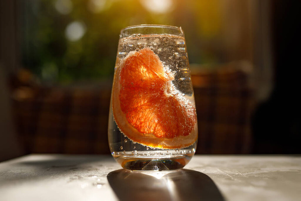 Ένα ποτήρι νερό με γκρέιπφρουτ - Φωτογραφία, εικόνα