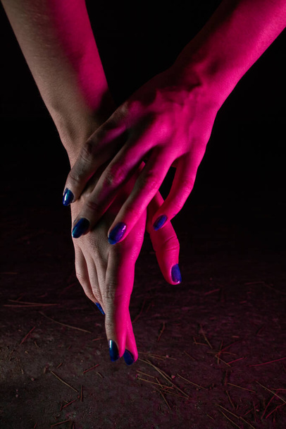 Mãos femininas com uma luz de néon rosa - Foto, Imagem