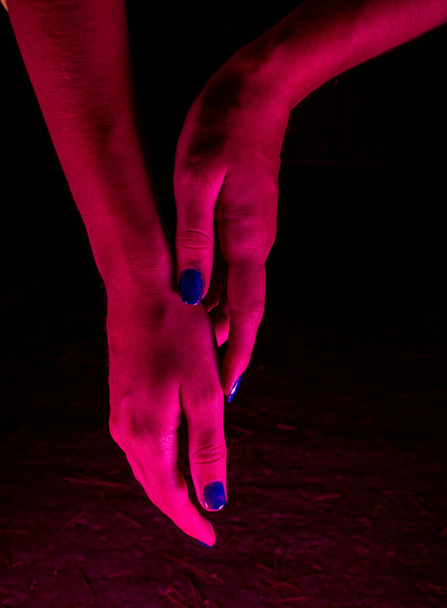 Γυναικεία χέρια με ροζ νέον φως - Φωτογραφία, εικόνα