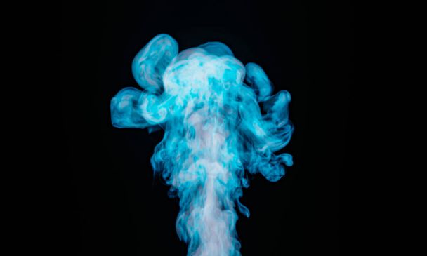 Biały dym zmieszany z niebieskim Pływa od dołu w górę na czarnym tle.Rendering 3D - Zdjęcie, obraz