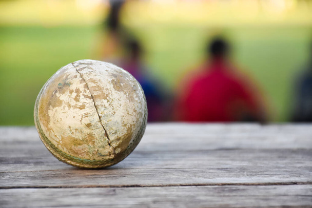 Vista de cerca de la vieja pelota de cricket de cuero, - Foto, Imagen
